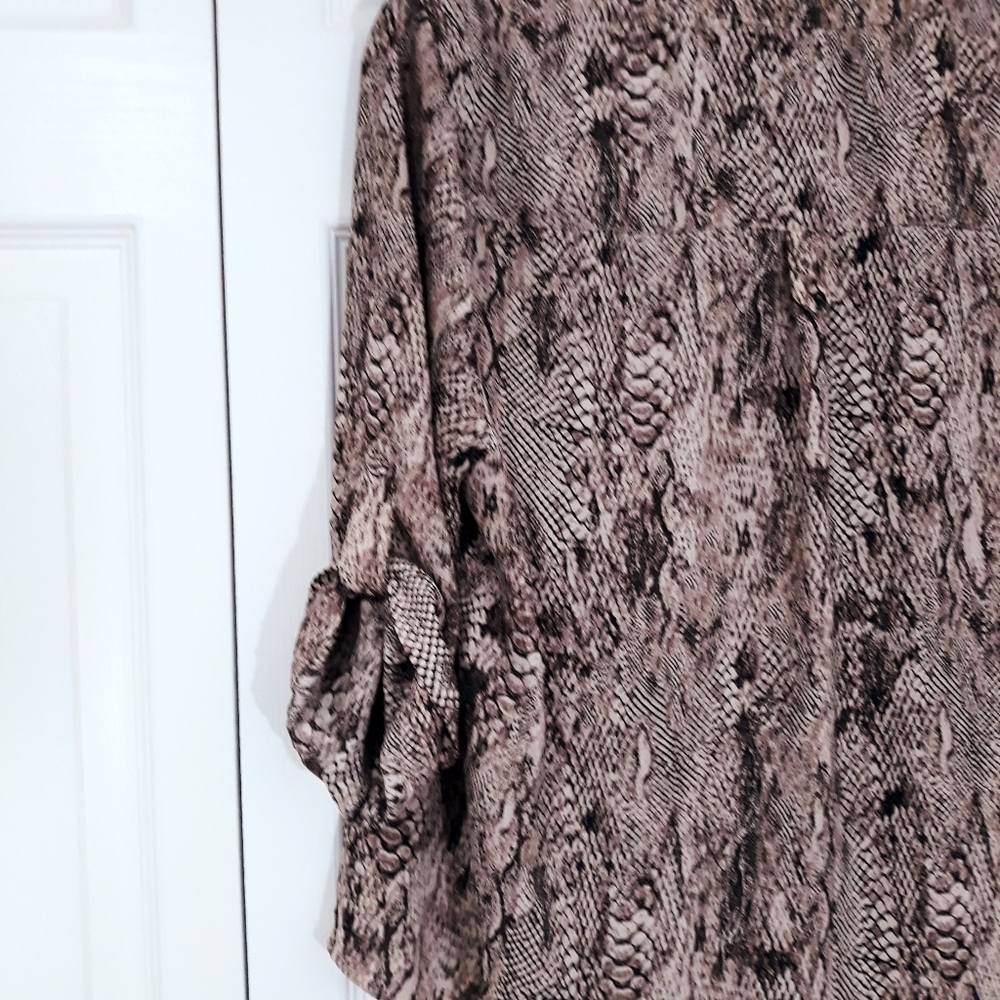 Torrid Snake Print Blouse With Front Pockets Sleeves V_Neck Size 0 (12) - Picture 5 of 13